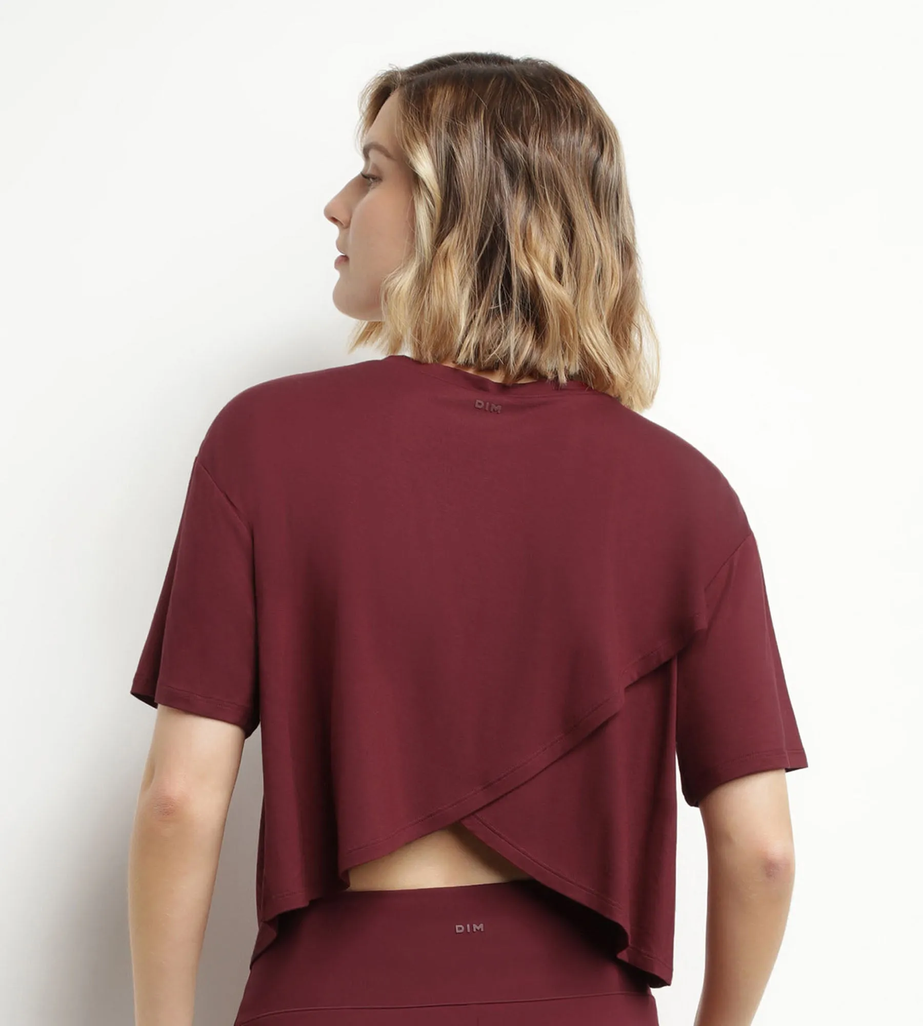 Women's sports T-shirt in burgundy viscose with open back Dim Move