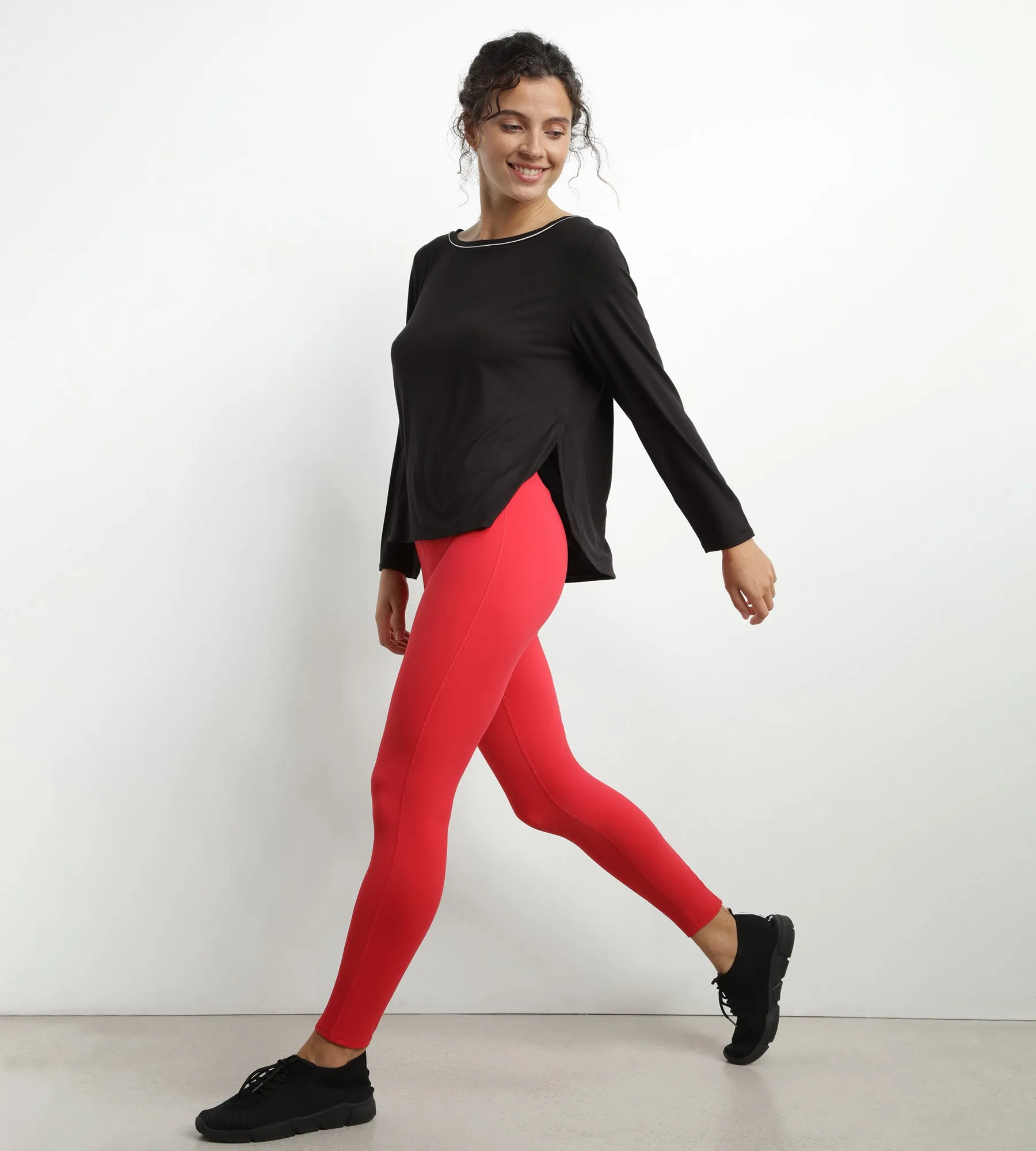 Women's sports top with boat neck in black viscose Dim Move